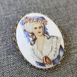 VINTAGE Painted Porcelain Victorian Lady Cameo Brooch Pin
